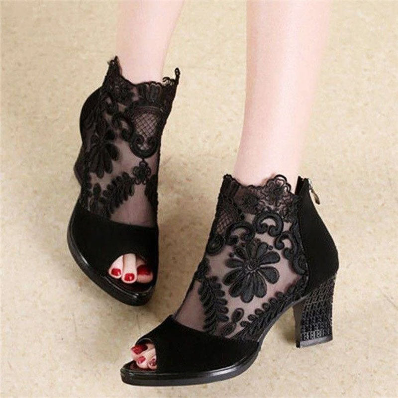 Schwarze Spitzen-High-Heels mit Blumenmuster, elegantes Design, Damenmode.