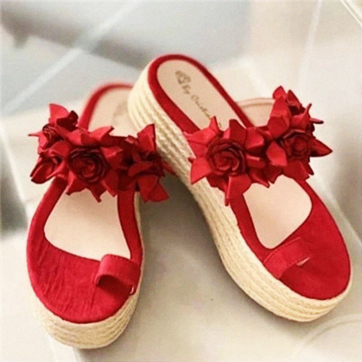 Rote Damensandalen mit Blumen, Plateauabsatz, Sommermode, bequem, elegant, Freizeitkleidung.