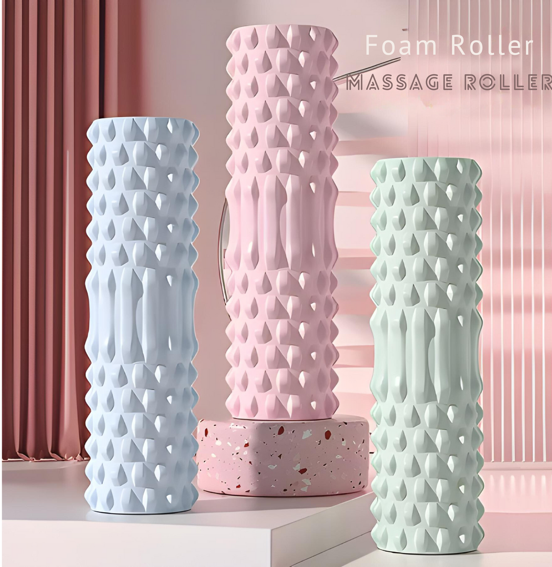 Drei Schaumstoffrollen in Rosa, Blau und Grün für Massage und Fitness auf modernem Hintergrund.