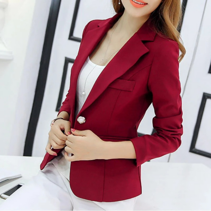 Frau in rotem Blazer, Büro-Outfit, eleganter Damenanzug, modische Business-Kleidung.