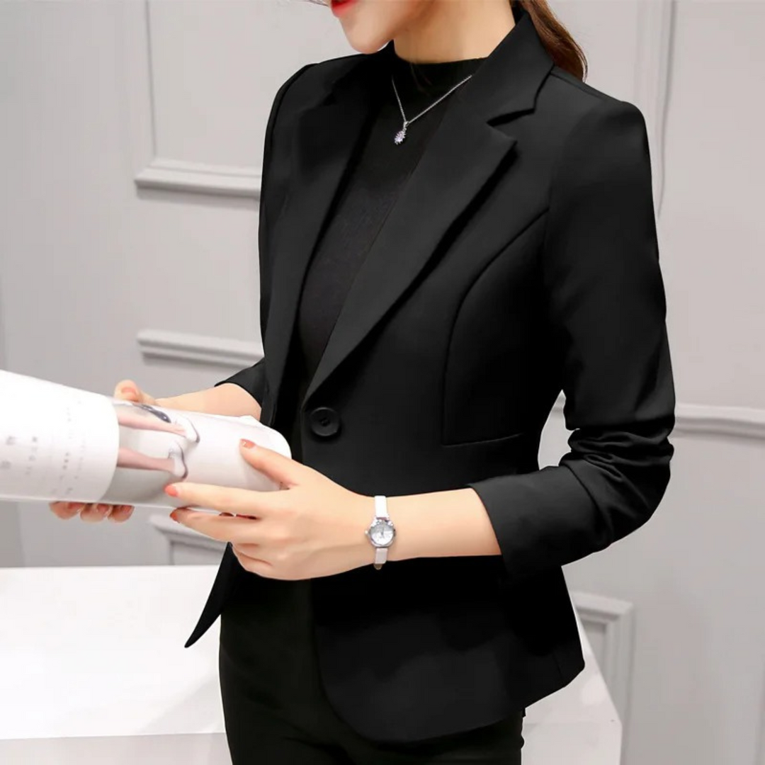 Frau in schwarzem Blazer, elegantes Büro-Outfit, formelle Damenmode, Business-Look.
