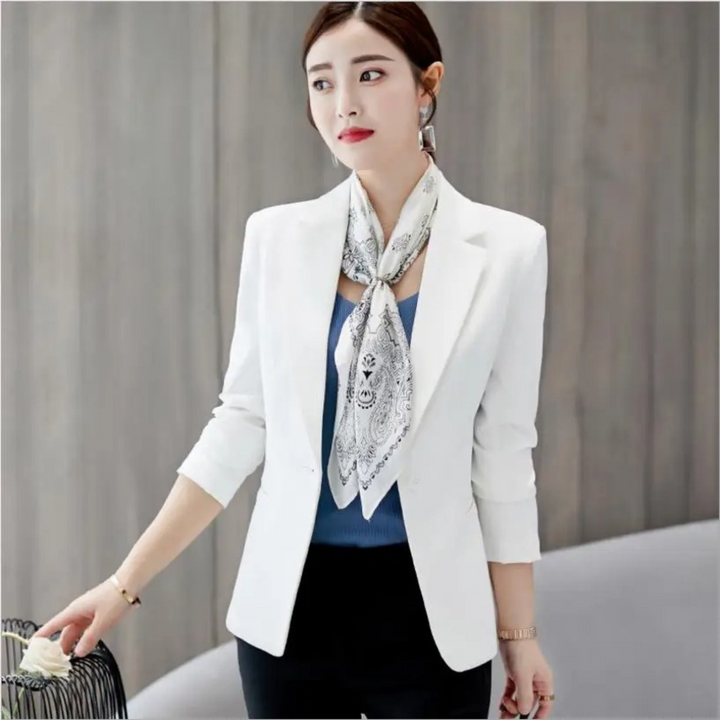 Frau in weißem Blazer mit Schal, Business-Look, elegante Damenmode, Büro-Outfit.