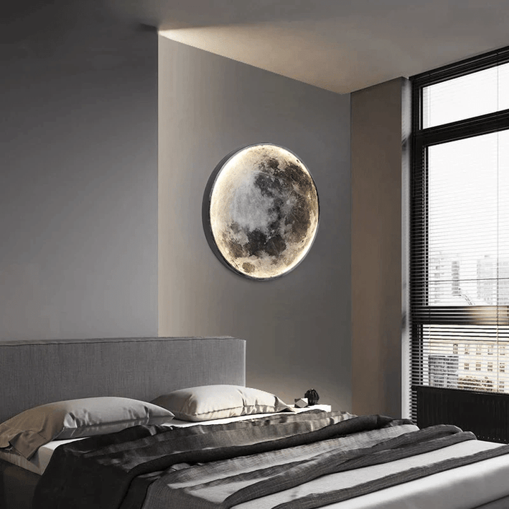 Mondlampe Wanddeko im Schlafzimmer, moderne Beleuchtung, graues Bett, große Fenster, Stadtblick.