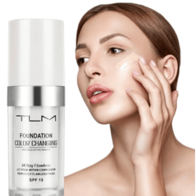 TLM Foundation, farbwechselnd, SPF 15, für makellosen Teint, 30ml, Frau trägt Make-up auf.