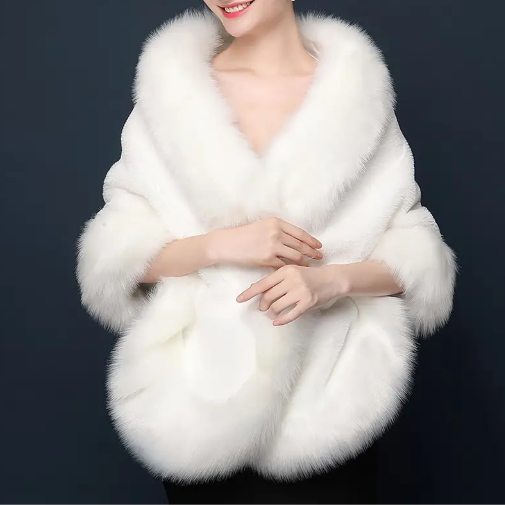 Frau trägt eleganten weißen Pelzschal, luxuriöses Accessoire, Mode, Winterbekleidung.