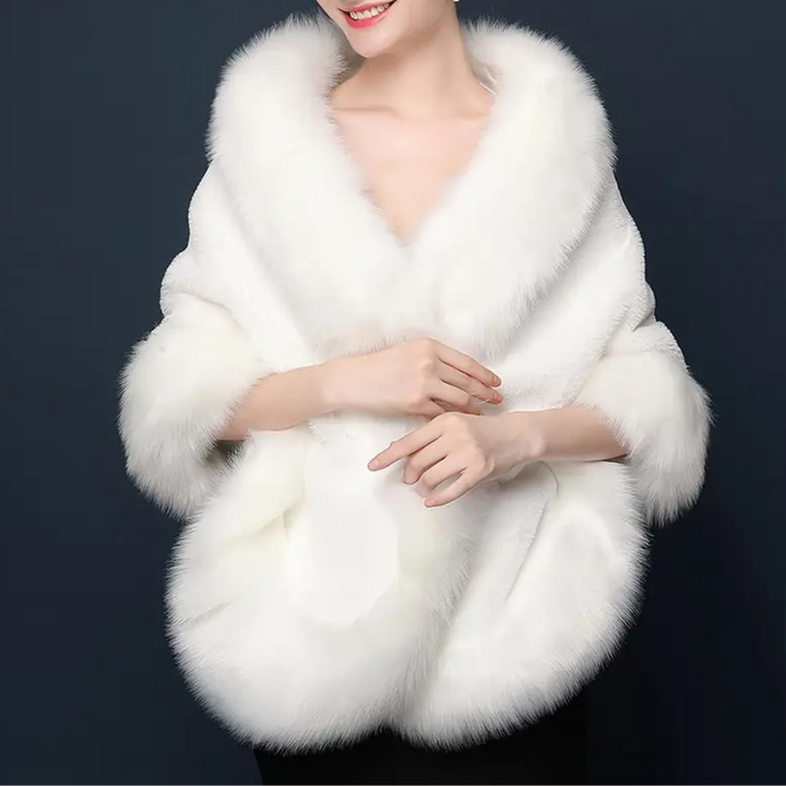 Frau trägt eleganten weißen Pelzschal, luxuriöses Accessoire, Mode, Winterbekleidung.