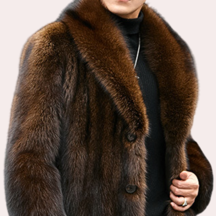 Brauner Pelzmantel, luxuriös, Herrenmode, Winterbekleidung, eleganter Stil, warm, hochwertig.