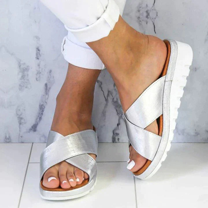 Silberne Damen-Sandalen mit Kreuzriemen, bequeme Sohle, modisch, Sommermode.