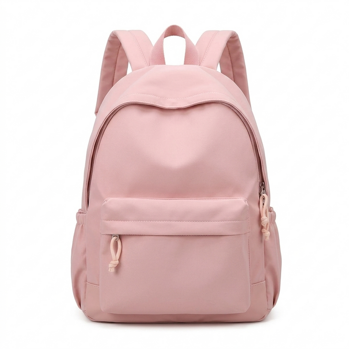 Růžový batoh z předu na bílém pozadí s velkou přední kapsou na zip a šňůrkovými tahy zipů. 7