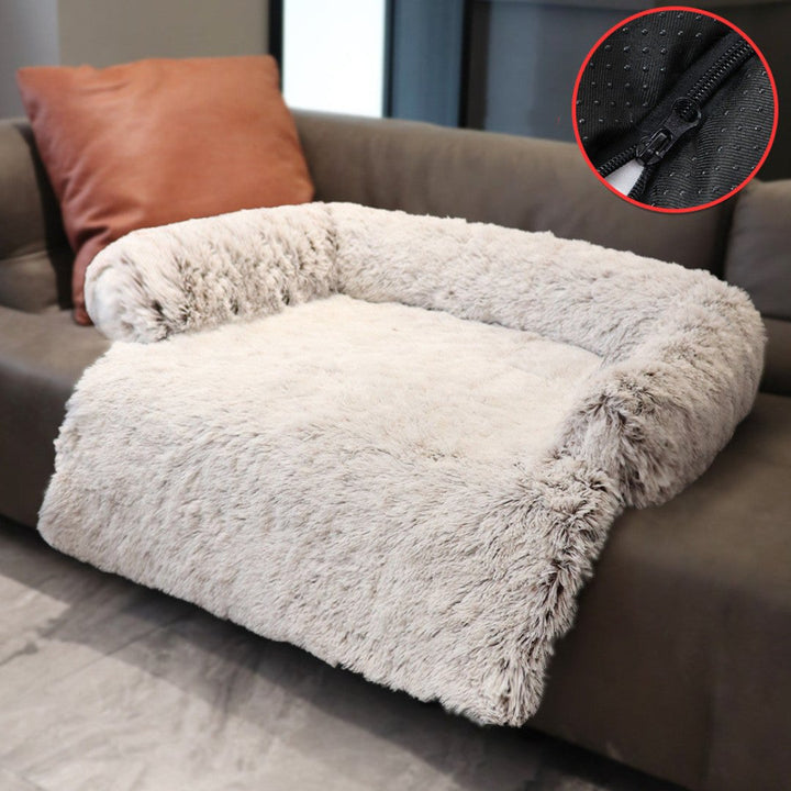 Graues, flauschiges Hundesofa auf braunem Sofa, abnehmbarer Bezug, rutschfeste Unterseite.