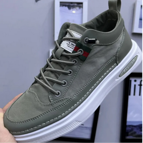 Grauer Sneaker aus Leder mit weißer Sohle, modisches Design, Herrenschuh, Freizeitmode.