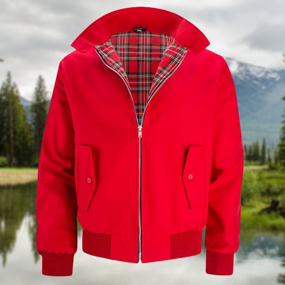 Rote Herrenjacke mit Karomuster-Futter, Reißverschluss, vor Berglandschaft.