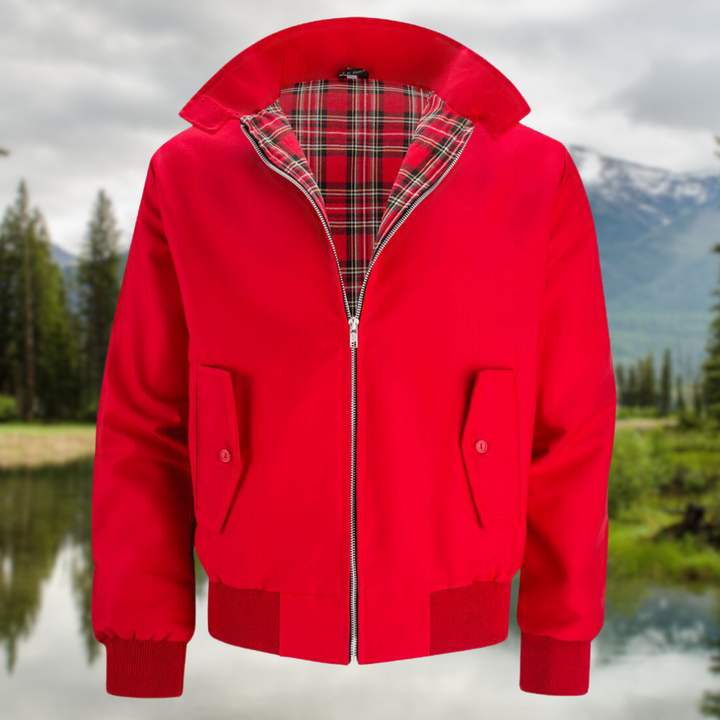 Rote Herrenjacke mit Karomuster-Futter, Reißverschluss, vor Berglandschaft.