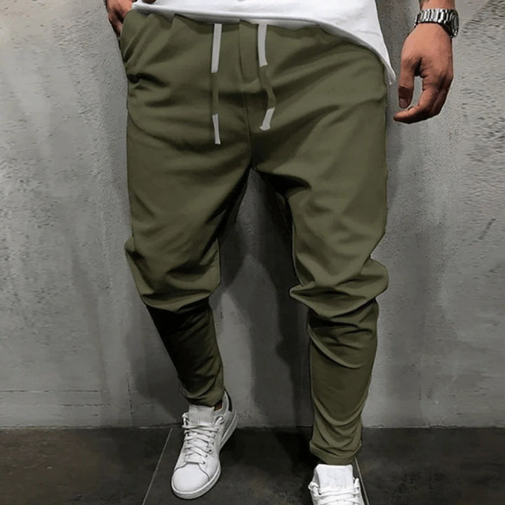 Grüne Jogginghose Herren, Kordelzug, sportlich, bequem, Streetwear, Freizeitmode.