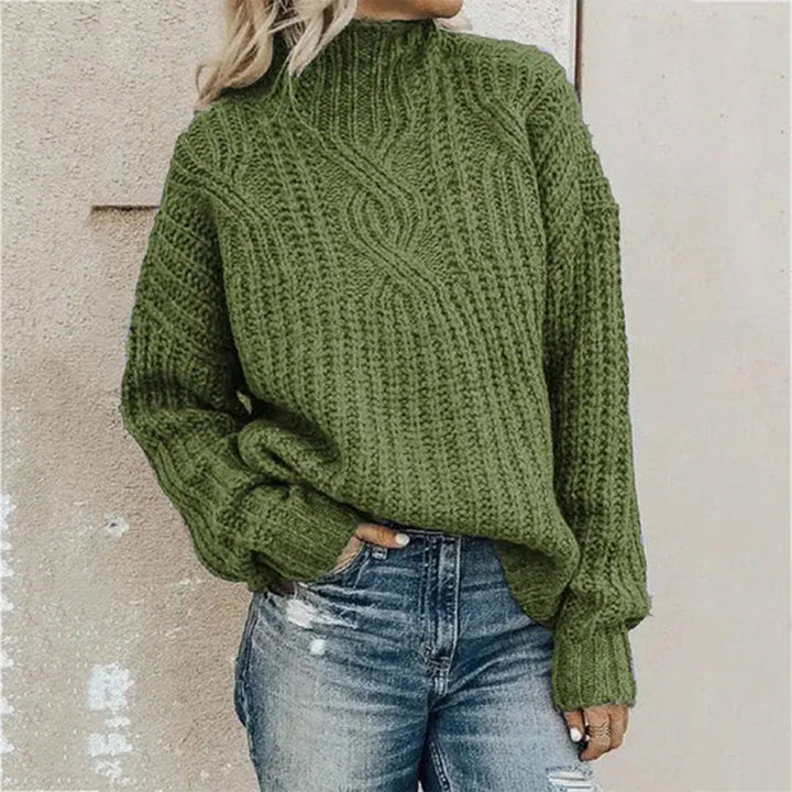 Frau in grünem Strickpullover und Jeans, lässige Herbstmode, gemütlicher Look.