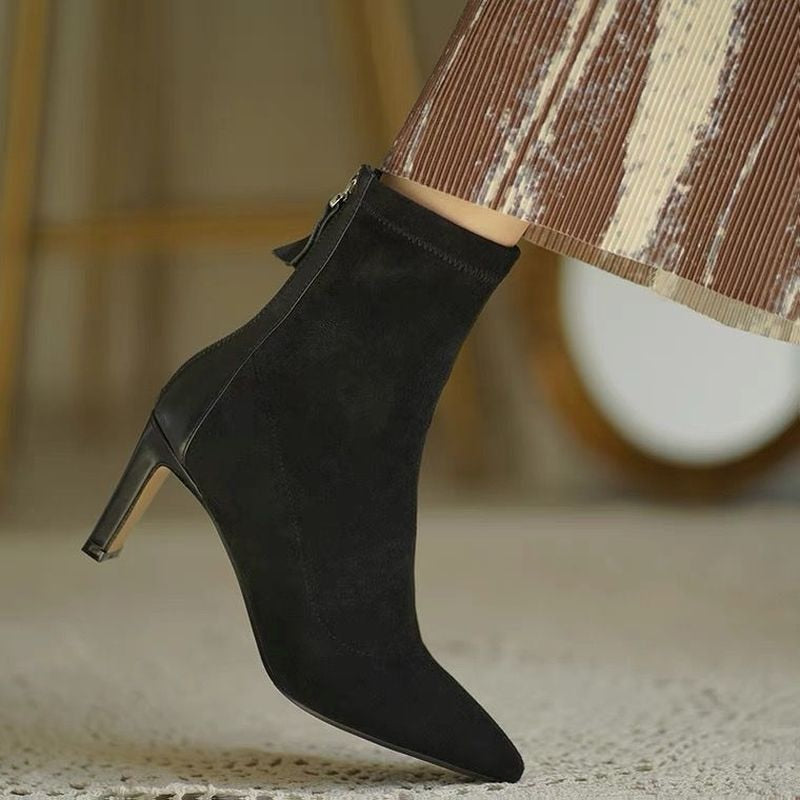 Schwarze Damen-Stiefelette aus Wildleder mit Absatz, elegantes Design, Reißverschluss hinten.