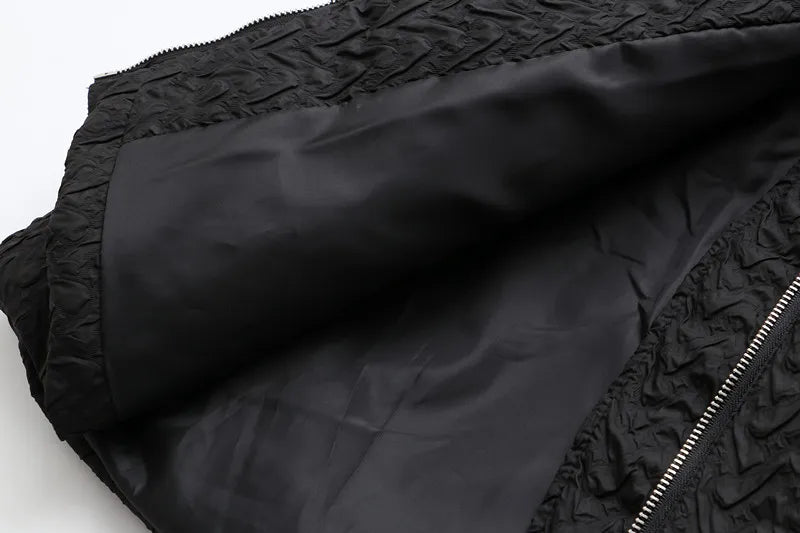 Schwarze gesteppte Jacke, Reißverschluss, Innenfutter, modisch, warm, Winterbekleidung.