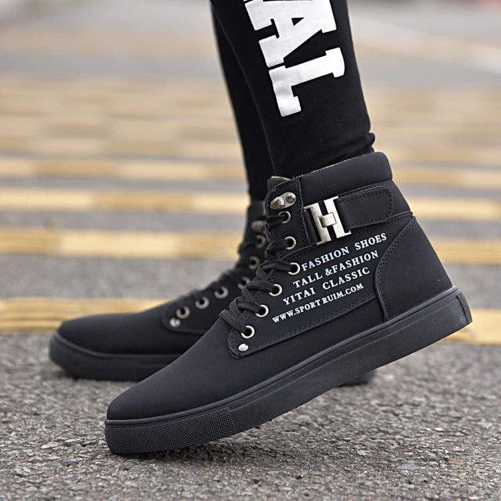 Schwarze hohe Sneaker für Herren, modisch, lässig, Straßenschuhe, mit Schnürung.