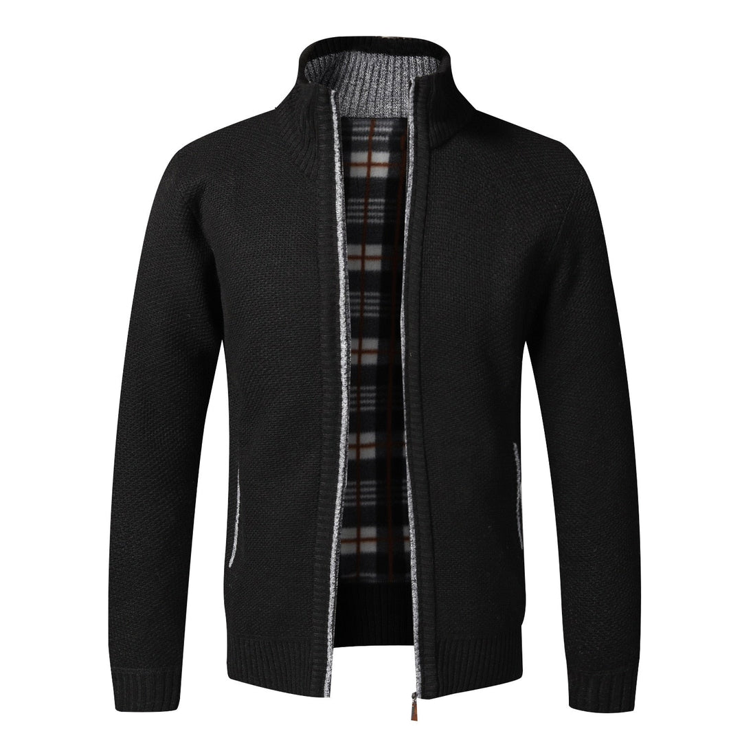 Schwarze Strickjacke mit Reißverschluss, kariertes Innenfutter, Herrenmode, warm, elegant.