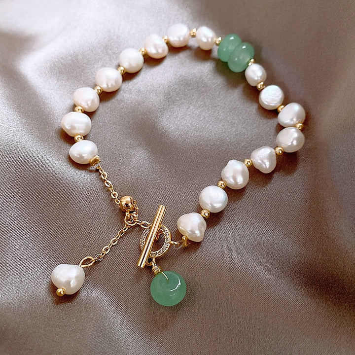 Perlenarmband mit grünen Edelsteinen, goldener Verschluss, eleganter Schmuck, Damenaccessoire.