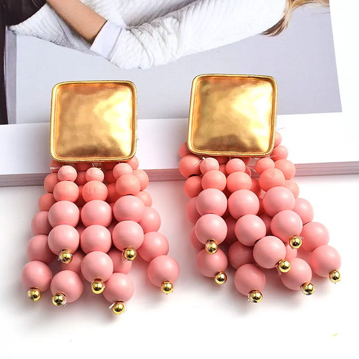 Goldene und rosa Ohrringe mit Perlen, quadratischer Anhänger, modisches Schmuckdesign.