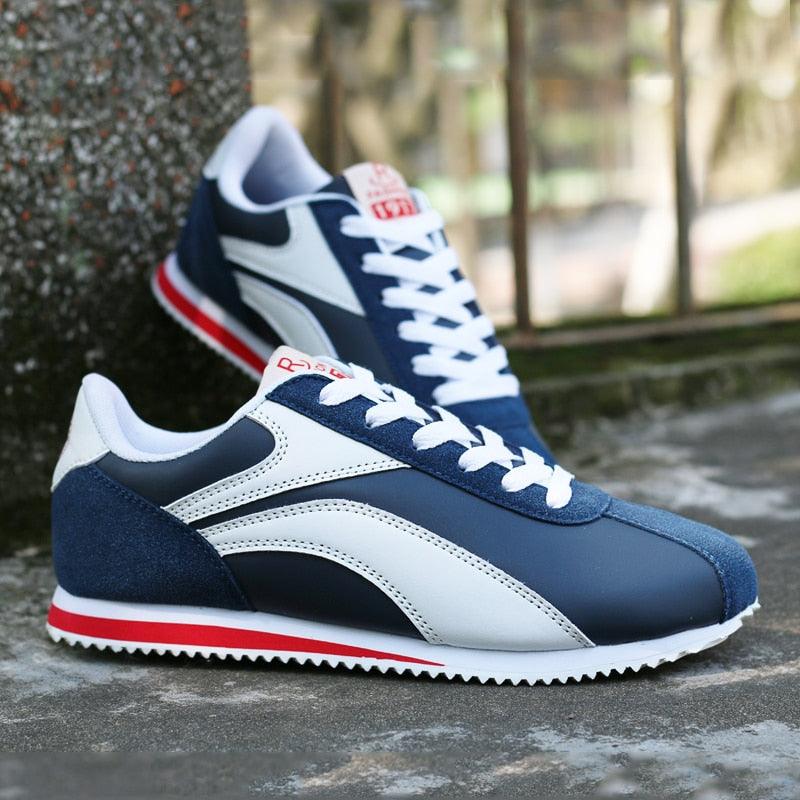 Blau-weiße Retro-Sneaker, Herren, Leder, sportlich, lässig, mit roter Sohle, Outdoor.