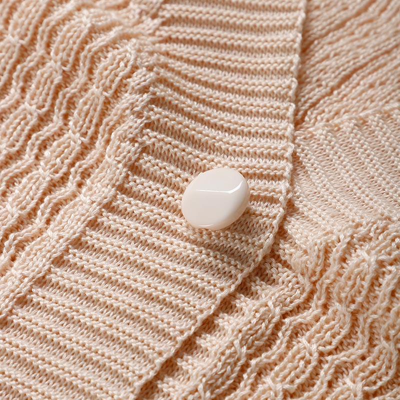 Beiger Strickpullover mit Knopf, Zopfmuster, Baumwolle, Damenmode, Herbstbekleidung.