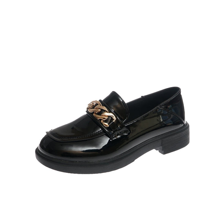Schwarzer Lackleder-Loafer mit goldener Kette, Damenmode, eleganter Schuh, flacher Absatz.