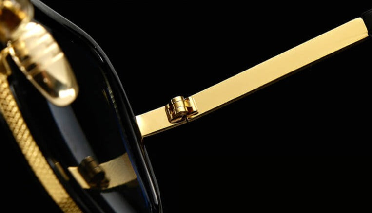 Goldene Sonnenbrille mit schwarzem Rahmen, luxuriöses Design, Nahaufnahme.
