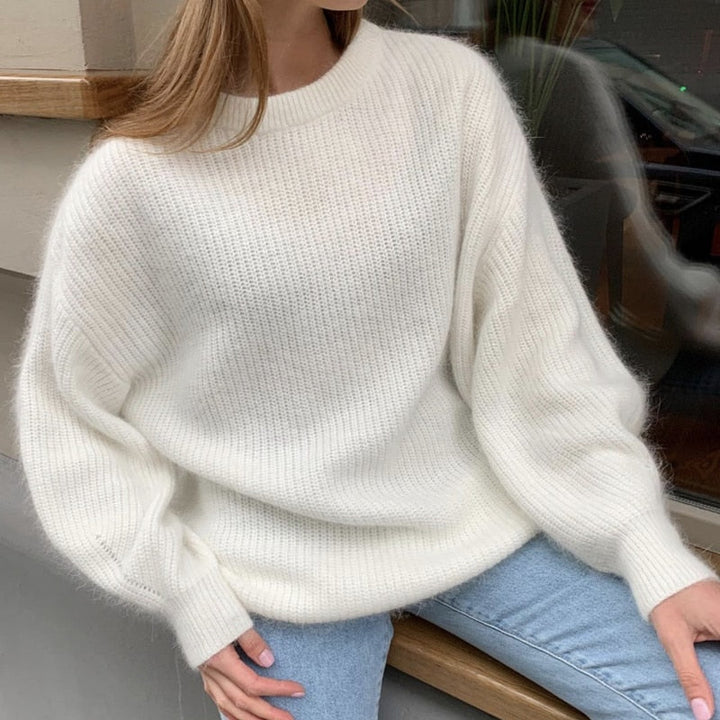 Frau in weißem Strickpullover, lässig, gemütlich, Herbstmode, Damenbekleidung, Streetstyle.