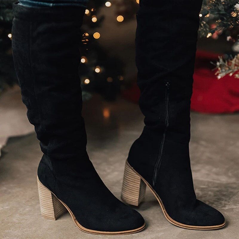 Schwarze Damenstiefel aus Wildleder mit Blockabsatz, ideal für Wintermode und festliche Anlässe.