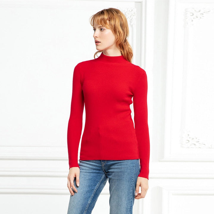 Frau in rotem Rollkragenpullover und blauer Jeans, Mode, Damenbekleidung, Herbstkollektion.