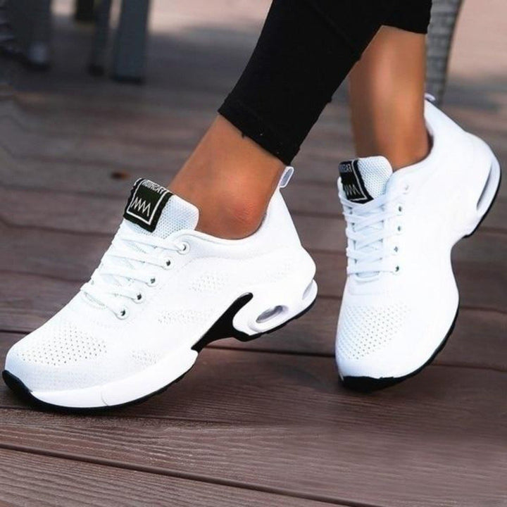 Weiße Damen-Sneaker, atmungsaktiv, mit Luftpolstersohle, ideal für Sport und Freizeit.