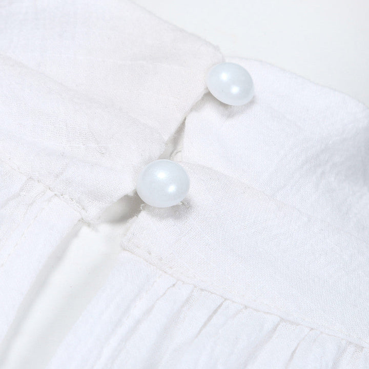 Weiße Bluse mit Perlenknöpfen, Baumwolle, elegante Damenmode, Detailansicht.