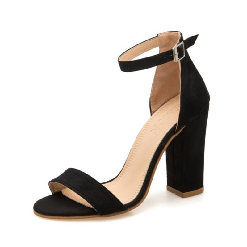 Schwarze Damen-Sandalette mit Blockabsatz, Knöchelriemen, elegant, aus Wildleder.