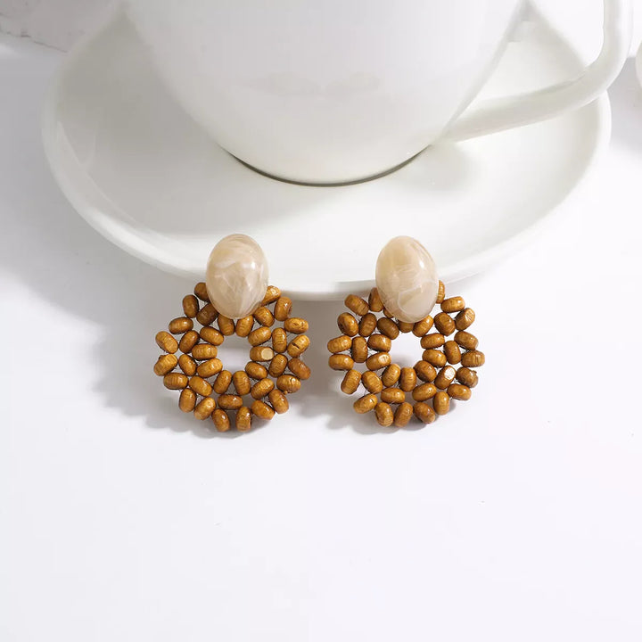 Braune Perlenohrringe mit ovalem Stein, handgefertigter Schmuck, modisch, elegant.