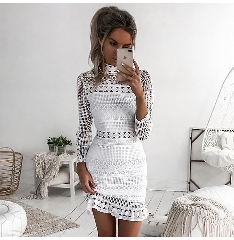 Frau im weißen Spitzenkleid, Selfie, elegantes Design, modisch, Sommermode, Wohnzimmer.