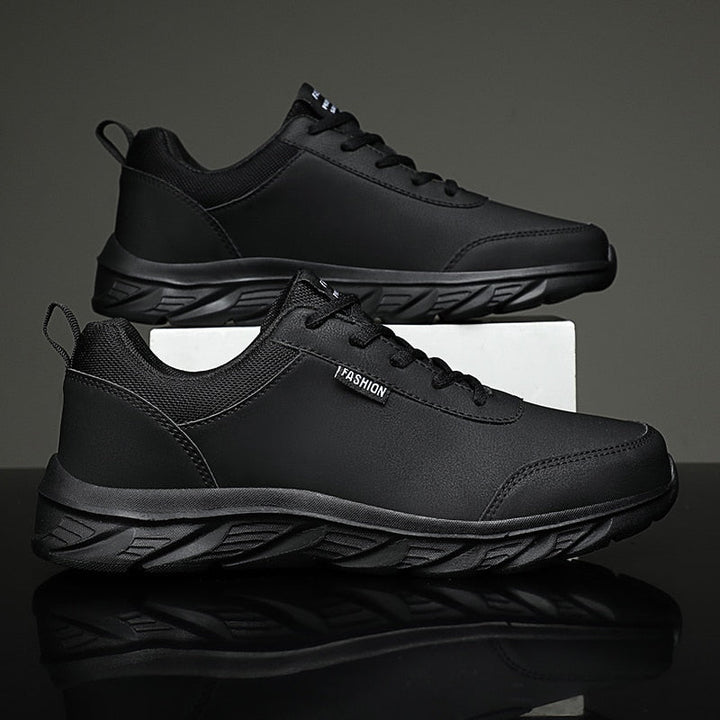 Schwarze Herren-Sneaker, sportlich, rutschfest, bequem, modisch, für Alltag und Freizeit.