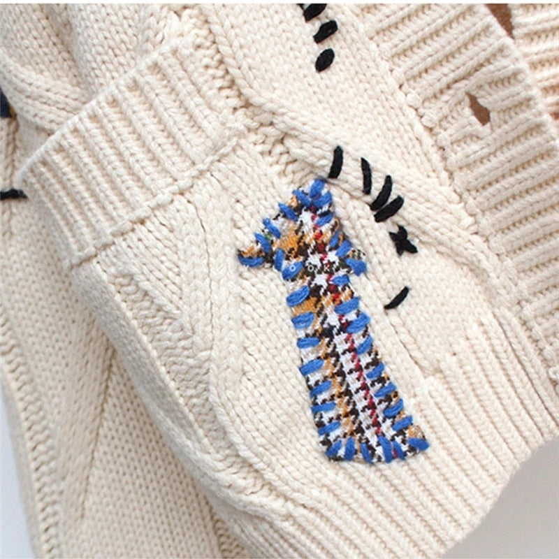 Beige Strickpullover mit buntem Stickmuster, Damenmode, Baumwolle, Herbst-Winter-Kollektion.