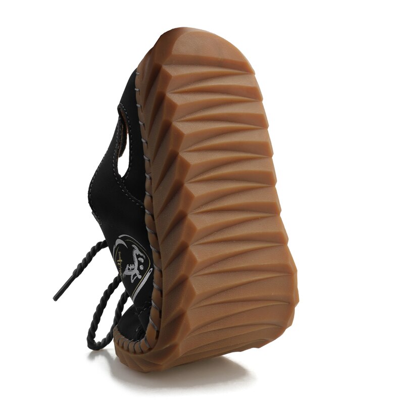 Schwarzer Lederschuh mit rutschfester Gummisohle, ideal für Outdoor-Aktivitäten.