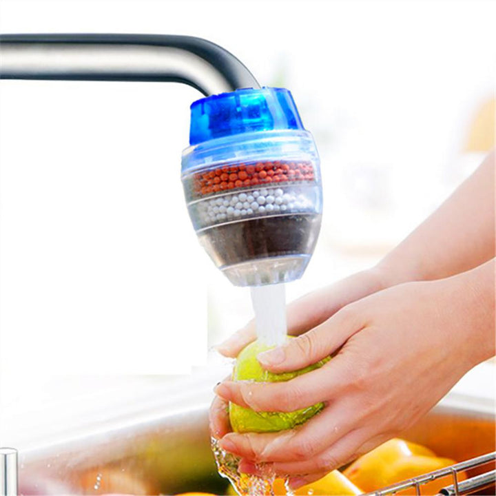 Wasserhahnfilter mit Mineralsteinen, blau, Wasserreiniger, Küche, Hände waschen, Obst reinigen.