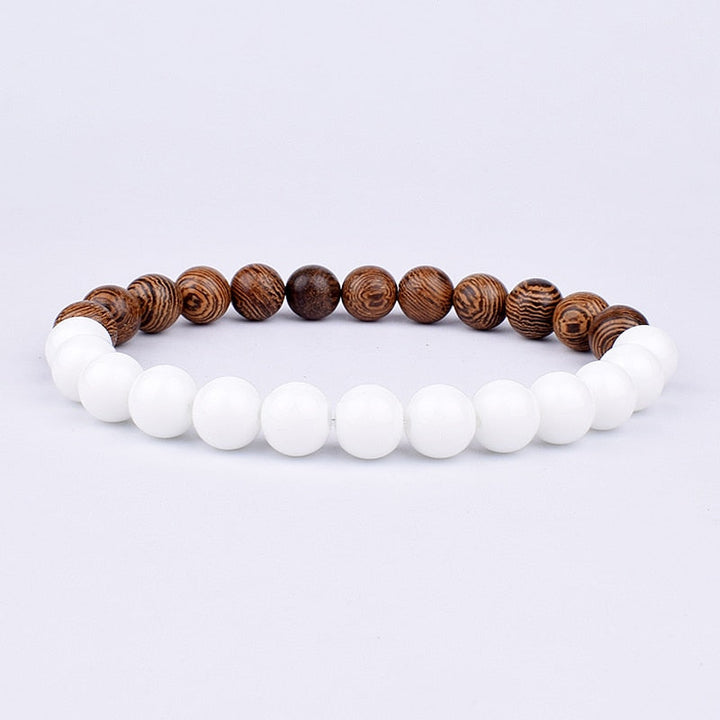 Armband aus weißen und braunen Perlen, Holz und Keramik, minimalistisches Schmuckdesign.