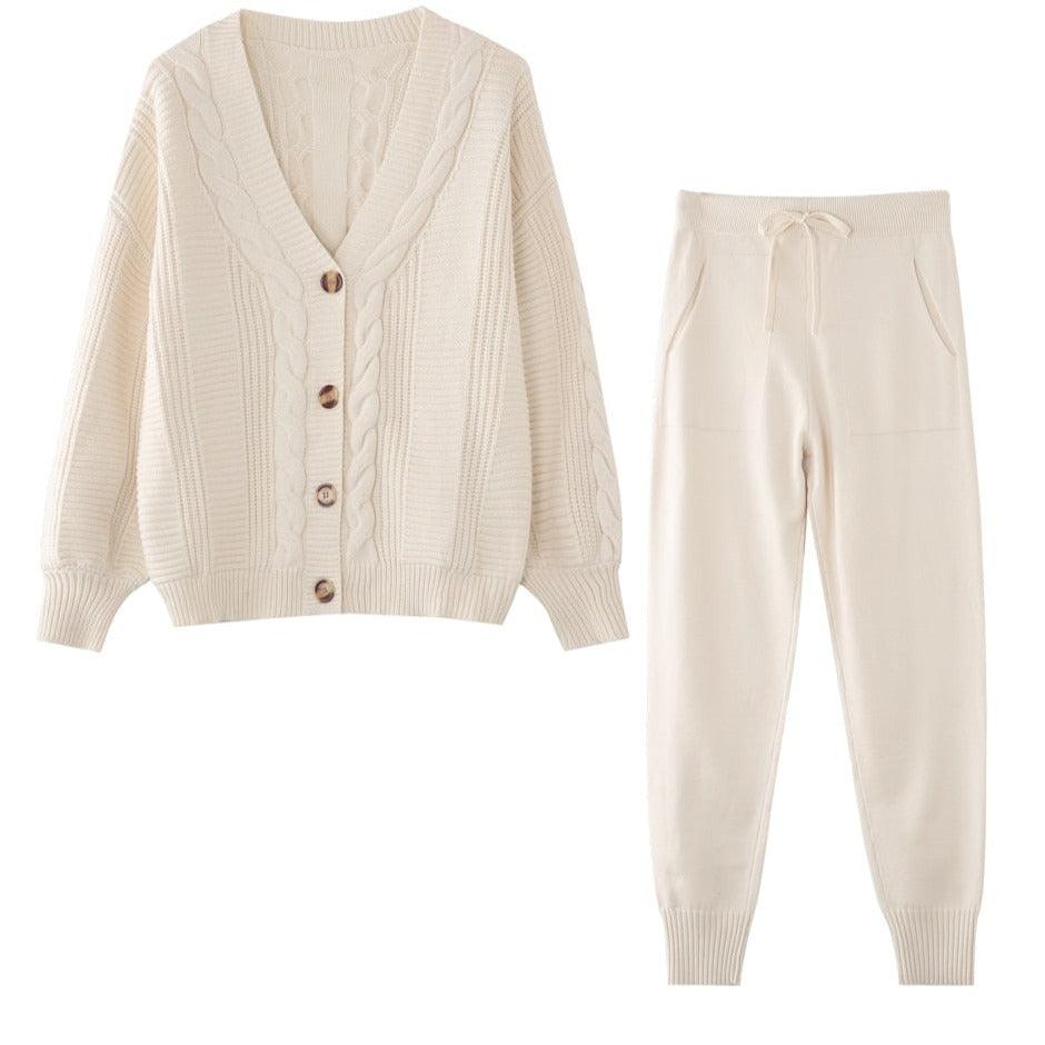 Cremefarbenes Strick-Set, Damen-Cardigan und Jogginghose, gemütlich, Herbstmode.