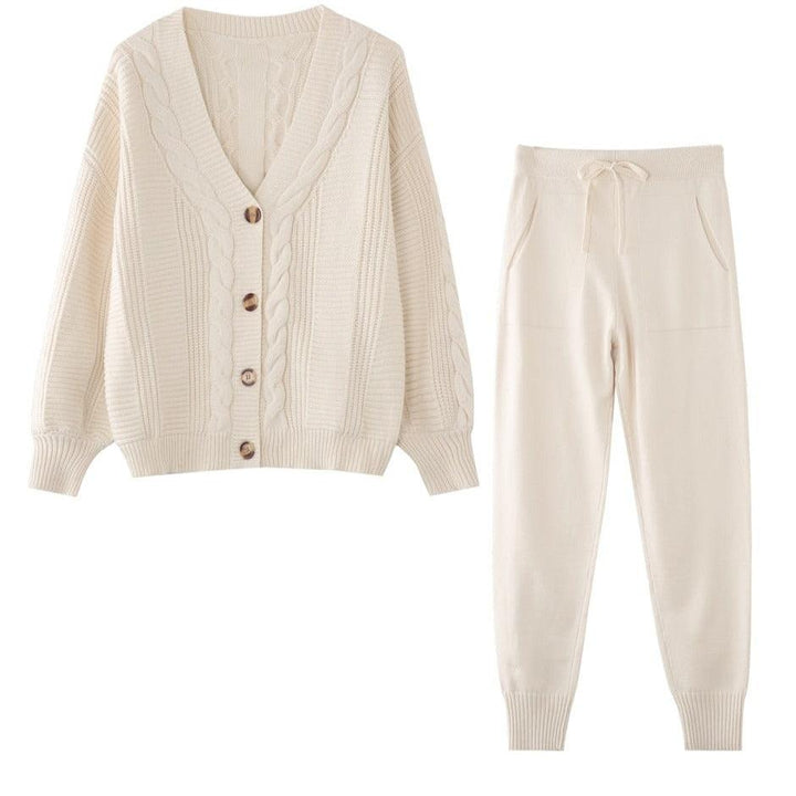 Cremefarbenes Strick-Set, Damen-Cardigan und Jogginghose, gemütlich, Herbstmode.