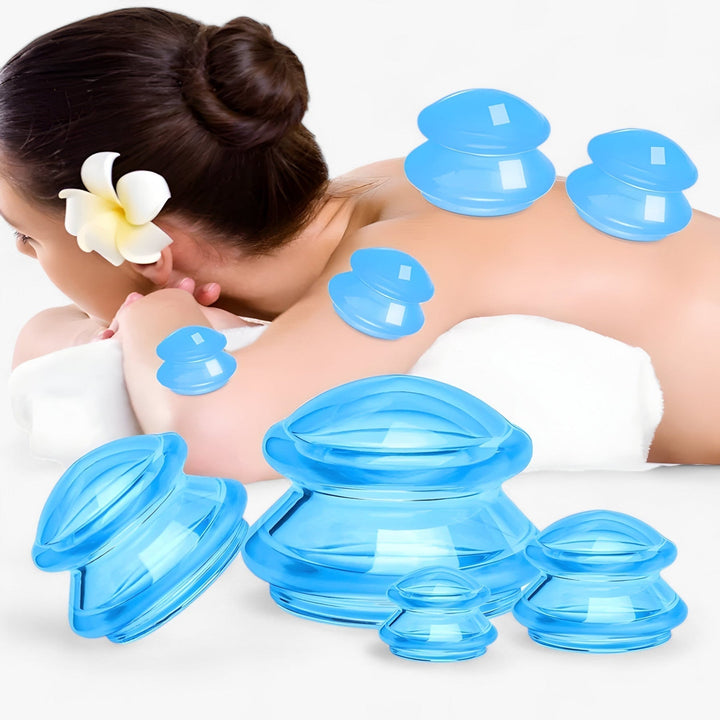 Blaues Silikon-Massage-Schröpfset auf weißem Hintergrund, Wellness, Entspannung, Körperpflege.