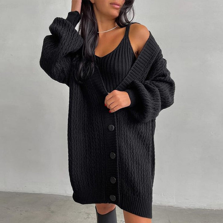 Frau in schwarzem Strickkleid mit Knöpfen, lässiger Stil, modische Damenbekleidung.