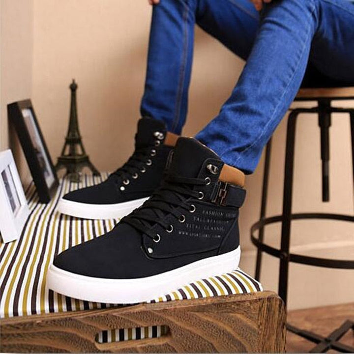 Schwarze High-Top-Sneaker mit weißer Sohle, Herrenmode, lässig, modern, bequem, Jeans.