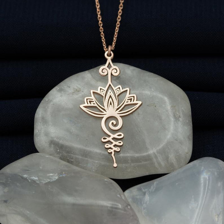 Rosegold Lotus-Anhänger, filigranes Design, Schmuck für Damen, spirituelles Symbol, Geschenkidee.