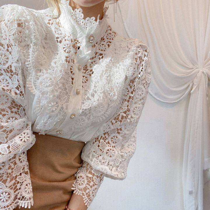 Weiße Spitzenbluse Damen, Vintage-Stil, Puffärmel, Knopfleiste, elegante Mode.
