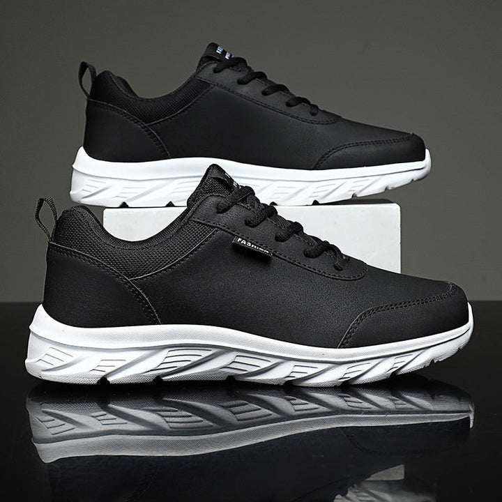 Schwarze Herren-Sneaker, atmungsaktiv, rutschfest, mit weißer Sohle, modisch, bequem.